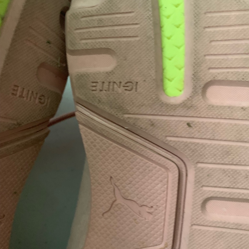 ▶️ Puma ◀️ Rose Gold and Pink shoes - Picture 3 of 3